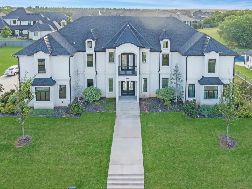 Edmond Oak Tree Golf Course Residence by Jaggers Home Design - Photo 36