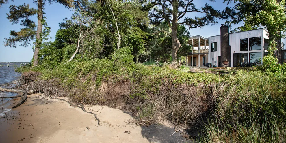 Contemporary warmth by the water by David D. Quillin Architecture - Photo 2