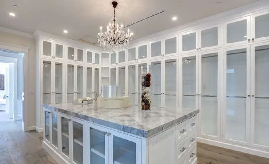 Luxury Suite with Spacious Wardrobe by ZC Development & Construction Inc. - Photo 2