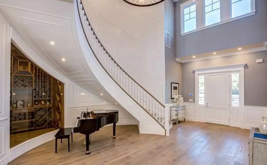 Contemporary Stylish Entrance by ZC Development & Construction Inc. - Photo 3