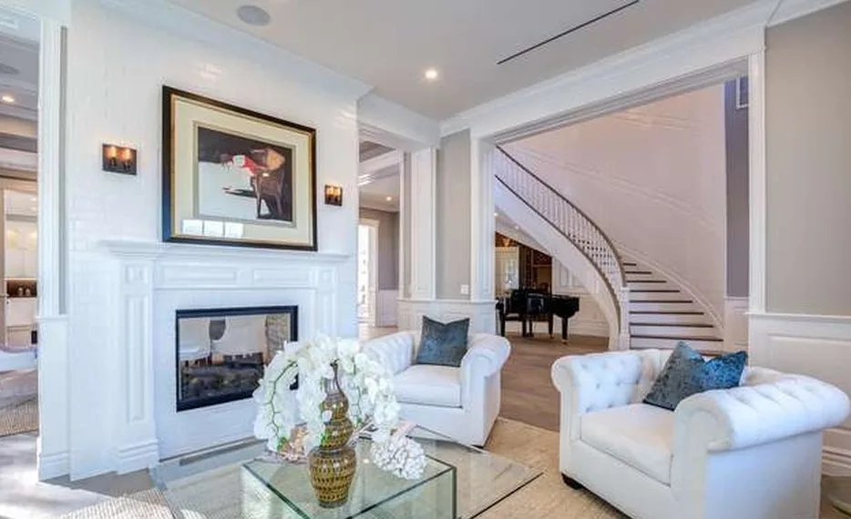 Elegant Sitting Area by ZC Development & Construction Inc. - Photo 2