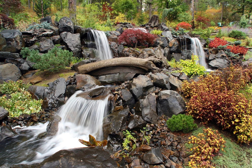 Private Luxury Estate by Alderwood Landscape Architecture And Construction - Photo 2