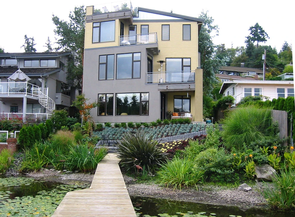 Contemporary Lakeside Courtyard by Cambium Inc. - Photo 3