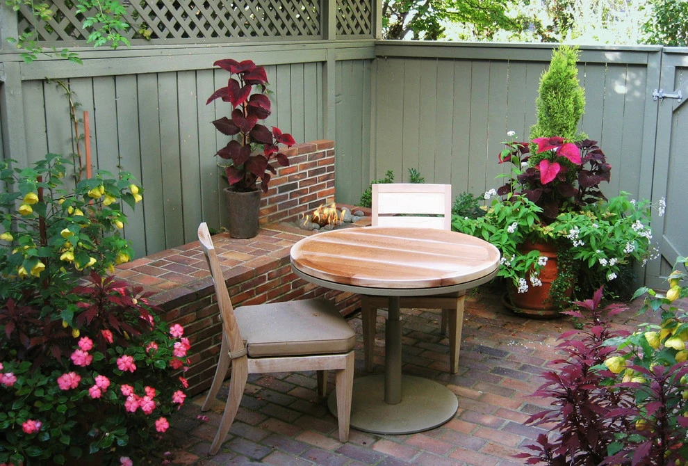 Eclectic Small Townhouse Courtyards by Cambium Inc. - Photo 5