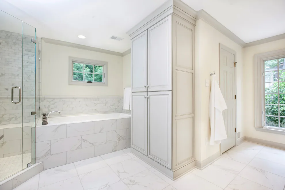 Ample Bathroom by Kitchens Unlimited - Photo 4