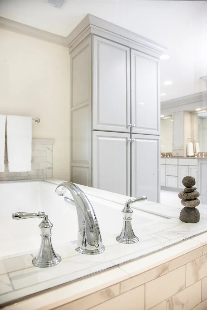Ample Bathroom by Kitchens Unlimited - Photo 10