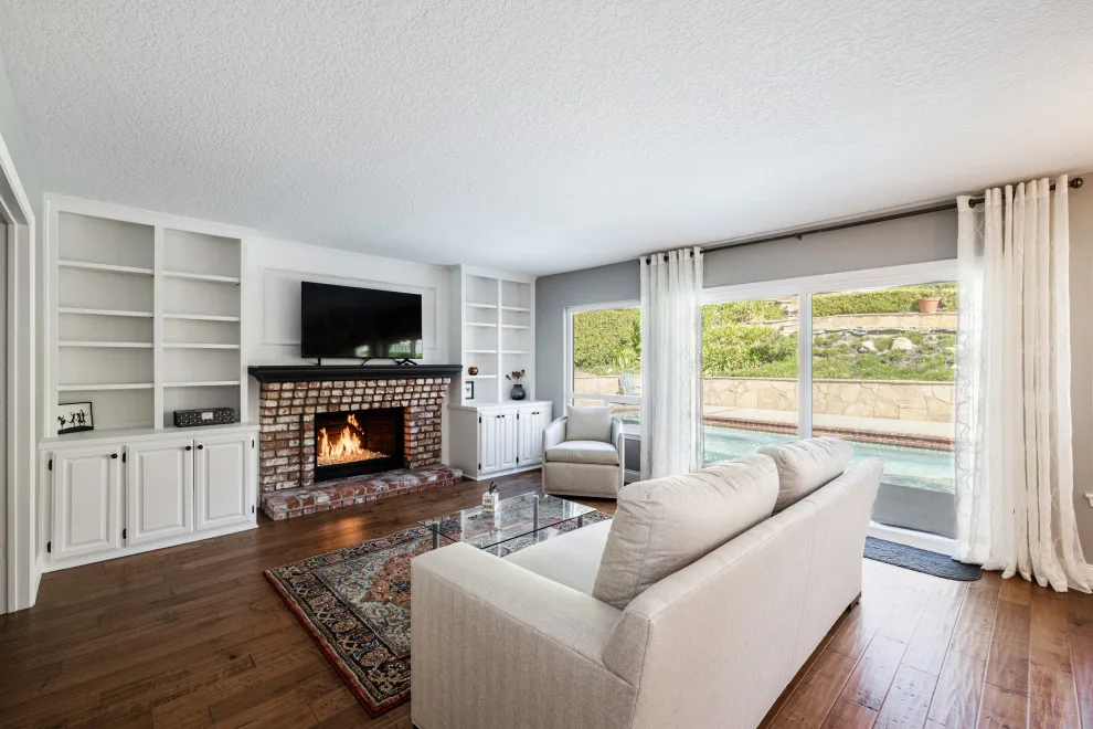 Thousand Oaks Kitchen Renovation and Staging by Hue Of You Decor, LLC - Photo 3