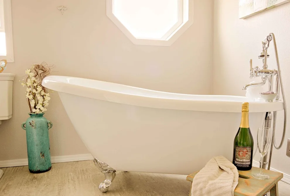 Bathroom Renovation in White by De Tomes - Photo 4