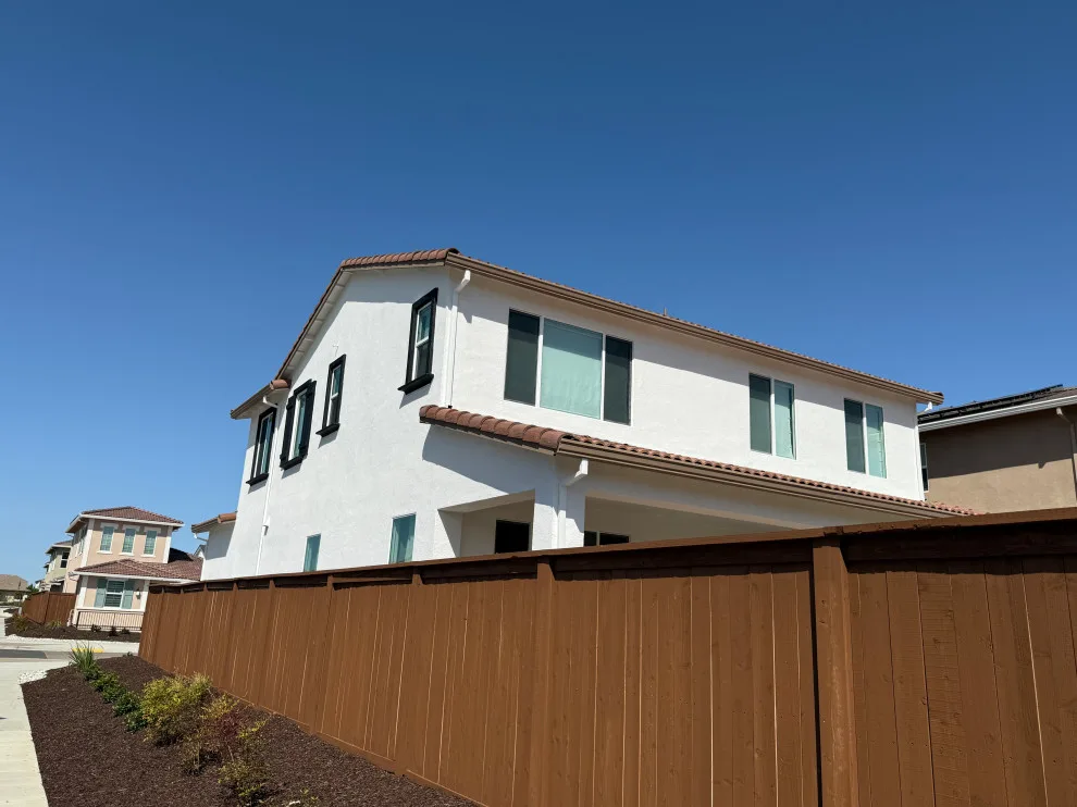 Forest Stucco Facade by B&S Painting Inc - Photo 3