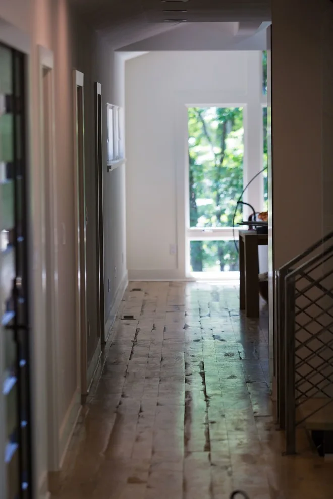 Contemporary Atrium Central Residence by WSM Craft - Photo 4