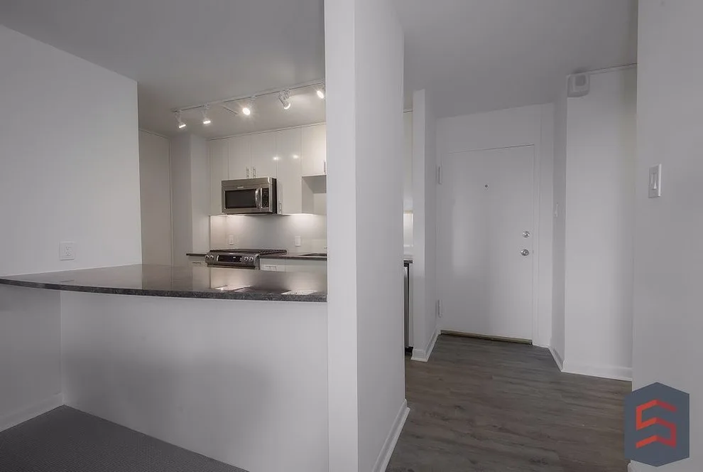 Contemporary Turtle Creek Apartment by Sardone | McLain - Photo 8