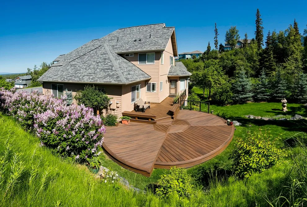 Circular Trex deck with inlay, integrated benches, and aluminum-framed cable railing by Treeline Construction - Photo 2