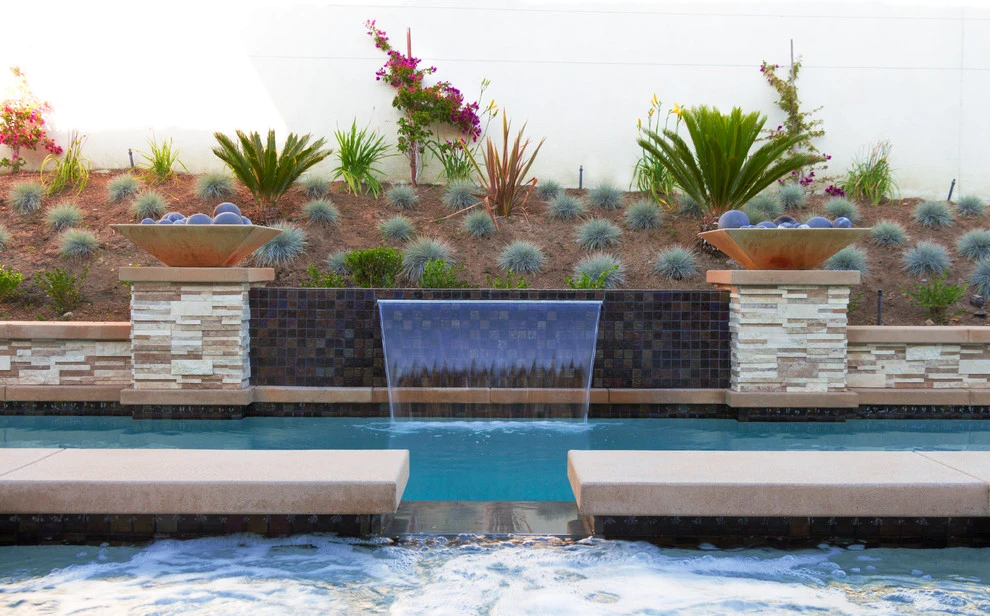 Modern Pool & Waterfeature by Pacific Outdoor Living - Photo 4