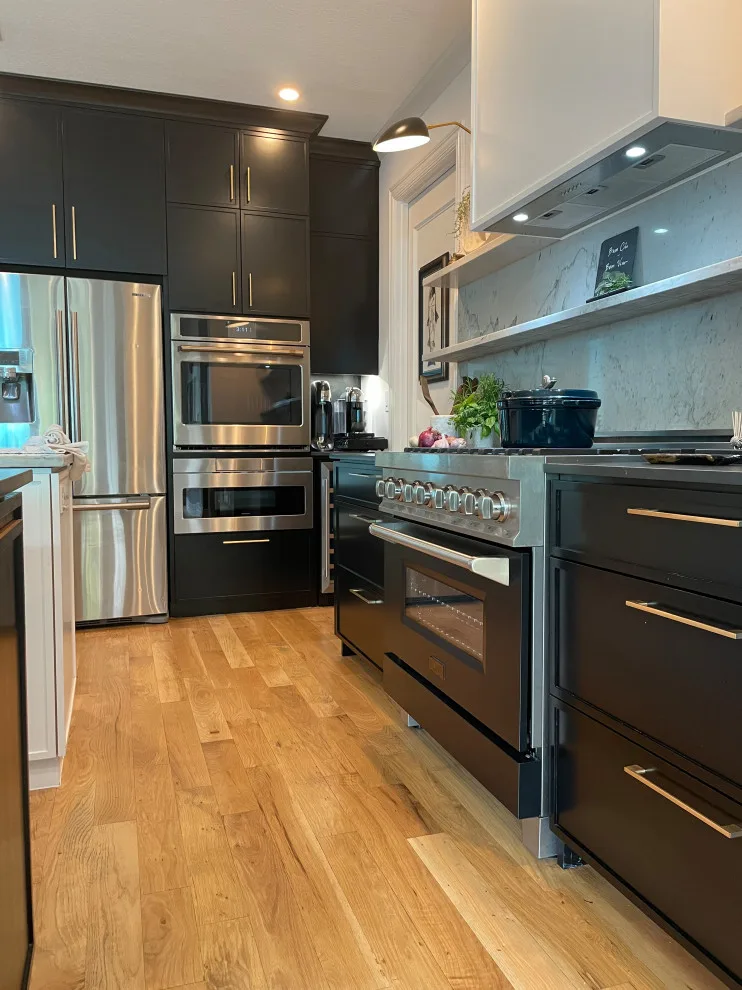 Contemporary City Chef's Kitchen by Decor Muse - Photo 5