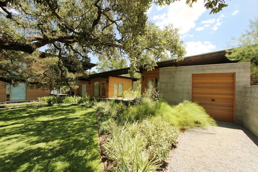 Austin Lakefront Residence by The Garden Design Studio - Photo 2