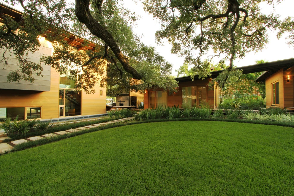 Austin Lakefront Residence by The Garden Design Studio - Photo 3
