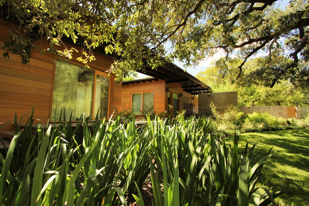 Austin Lakefront Residence by The Garden Design Studio - Photo 8