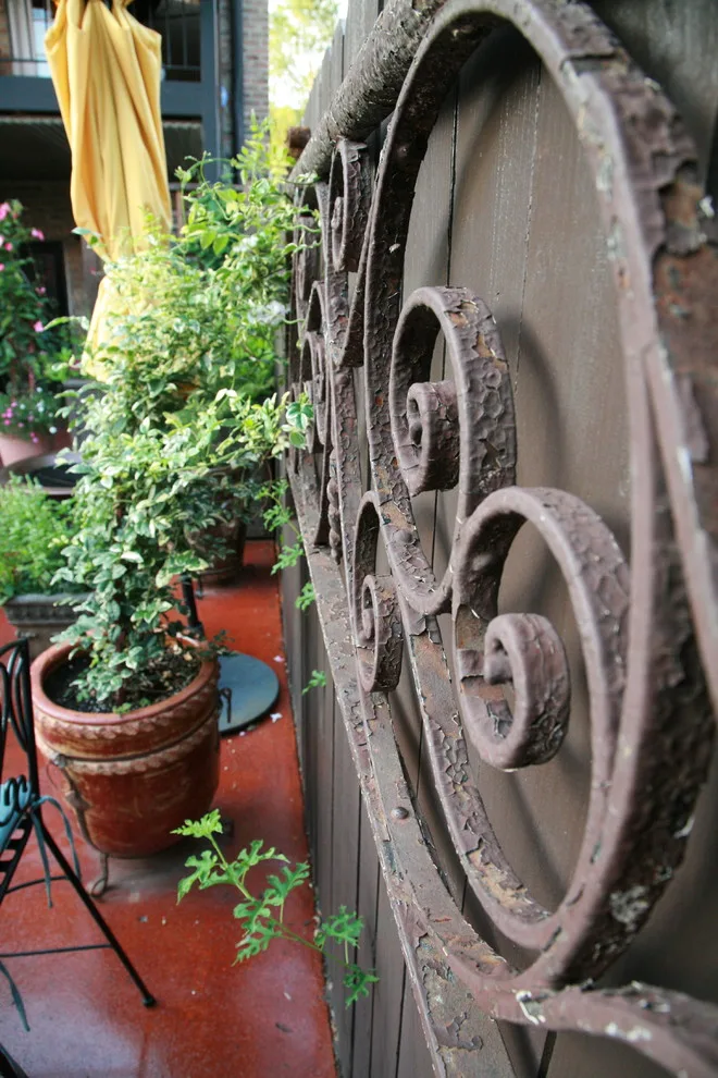 Urban Lot Transformed into Luxury Space by Paint The Town Red - Color Consulting - Photo 20