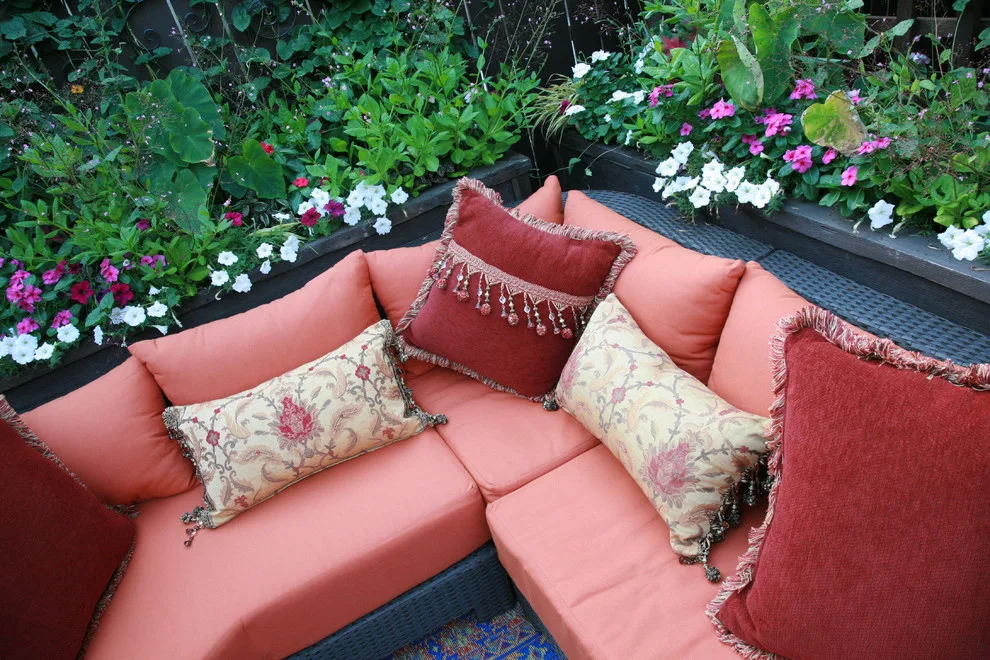 Urban Lot Transformed into Luxury Space by Paint The Town Red - Color Consulting - Photo 7