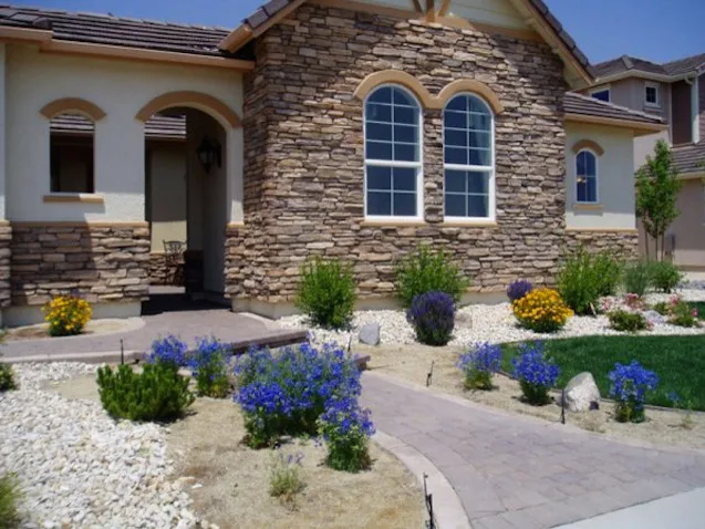 Contemporary Craftsman Entrance by Signature Landscapes - Photo 2