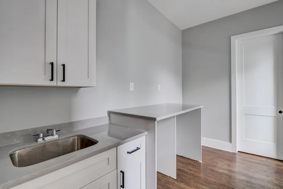 Contemporary Farmhouse on Manigault by Level Craft Construction - Photo 33