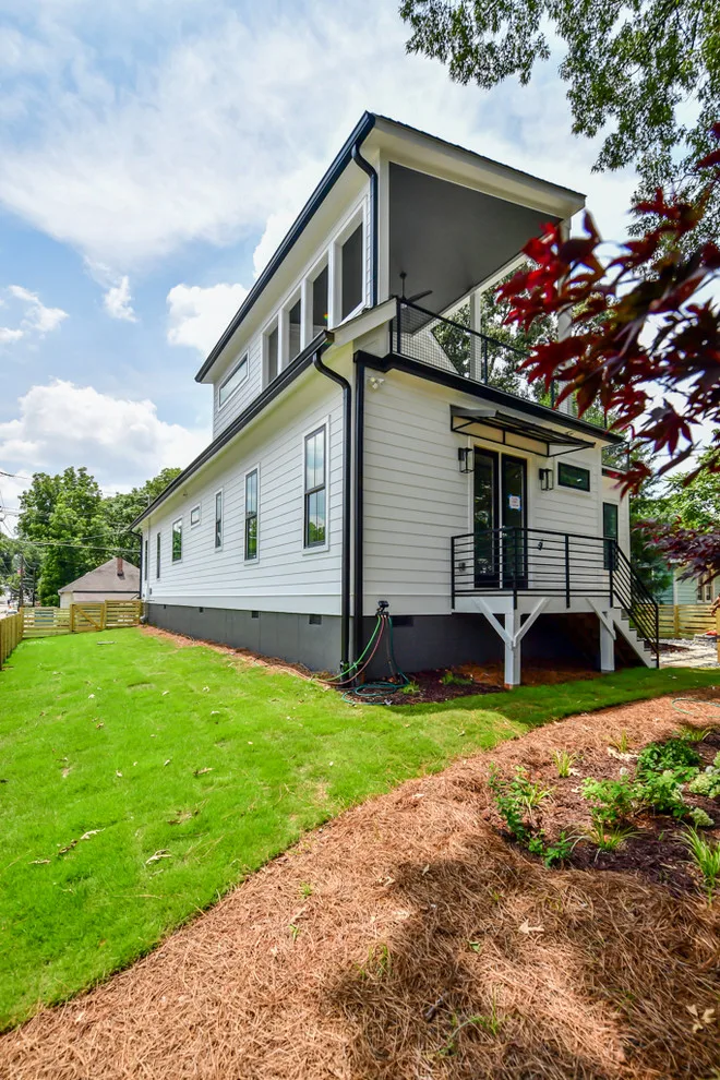 Contemporary Farmhouse on Manigault by Level Craft Construction - Photo 4