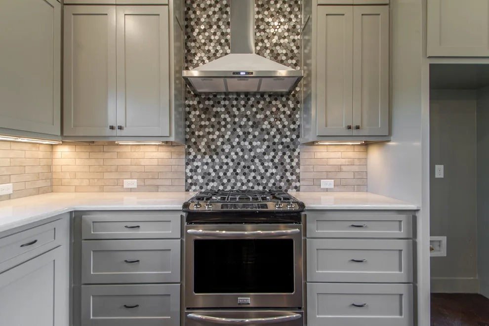 Contemporary Residence by Hines Homes, LLC - Photo 4