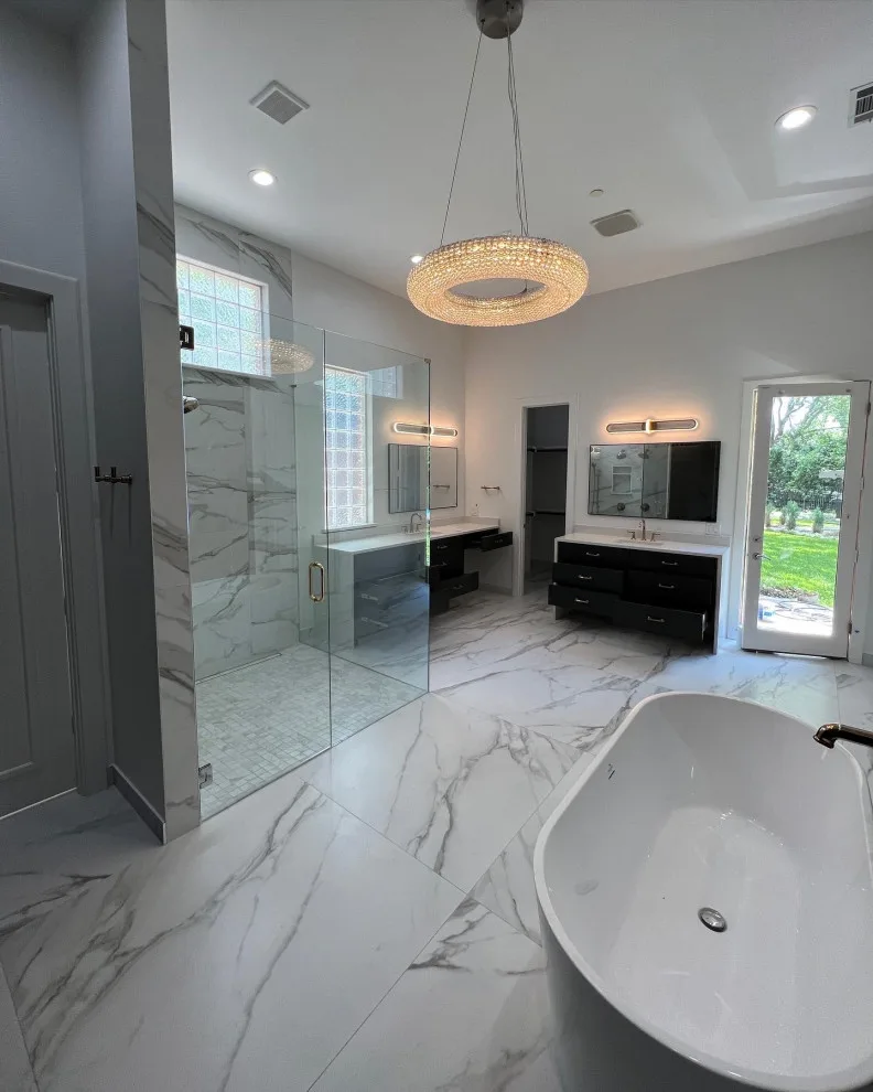 Contemporary Primary En-Suite Bathroom by Servigon Construction Group - Photo 2