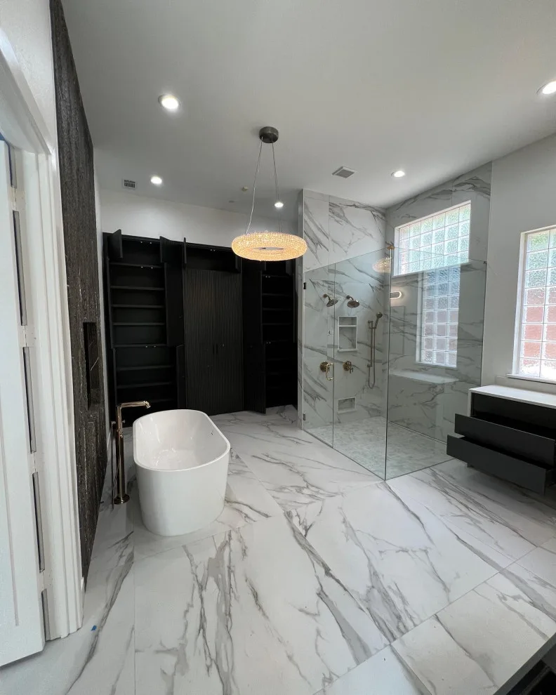 Contemporary Primary En-Suite Bathroom by Servigon Construction Group - Photo 4