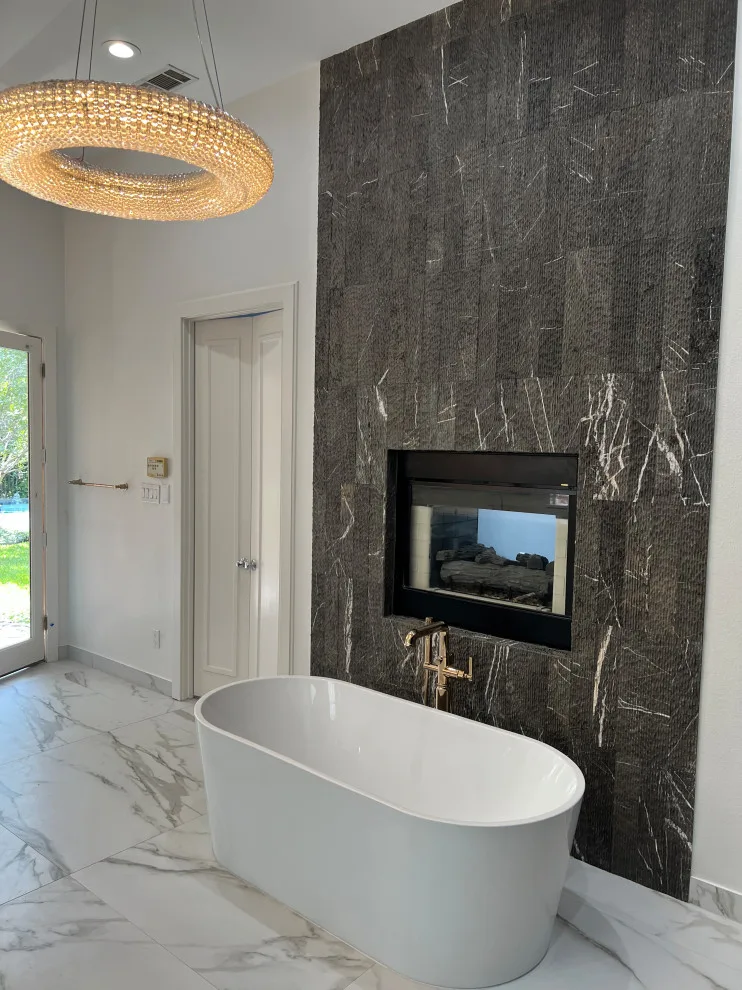 Contemporary Primary En-Suite Bathroom by Servigon Construction Group - Photo 3