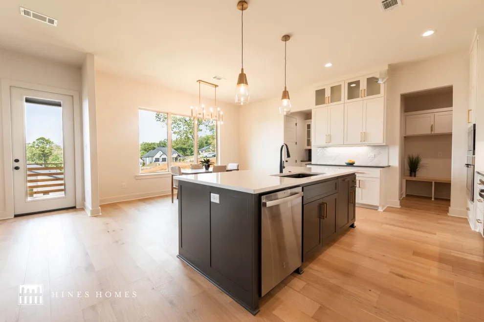 Contemporary Perspective by Hines Homes, LLC - Photo 6