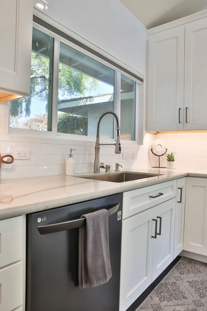 Morgan Hill Contemporary Open Kitchen Design by D.R. Domenichini Construction - Photo 4