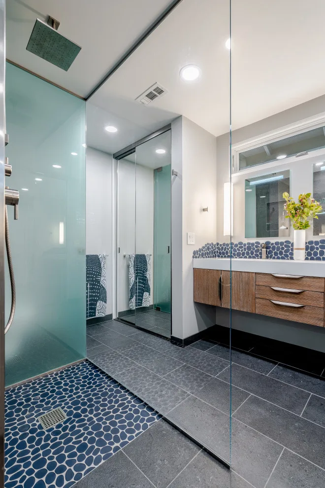 Moorpark Primary Bathroom by Hue Of You Decor, LLC - Photo 3