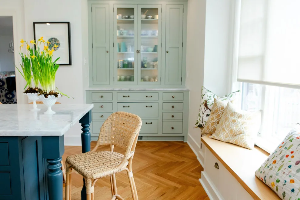 A serene and vibrant kitchen by MadDesigns Kitchen, Bath, Interiors - Photo 3