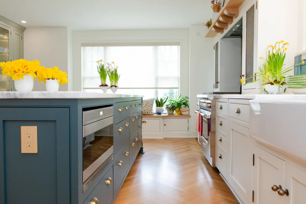A serene and vibrant kitchen by MadDesigns Kitchen, Bath, Interiors - Photo 15
