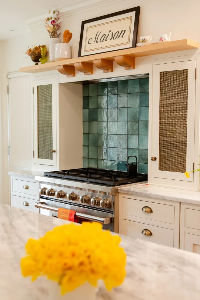 A serene and vibrant kitchen by MadDesigns Kitchen, Bath, Interiors - Photo 18