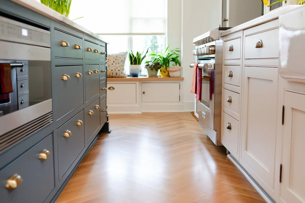 A serene and vibrant kitchen by MadDesigns Kitchen, Bath, Interiors - Photo 5