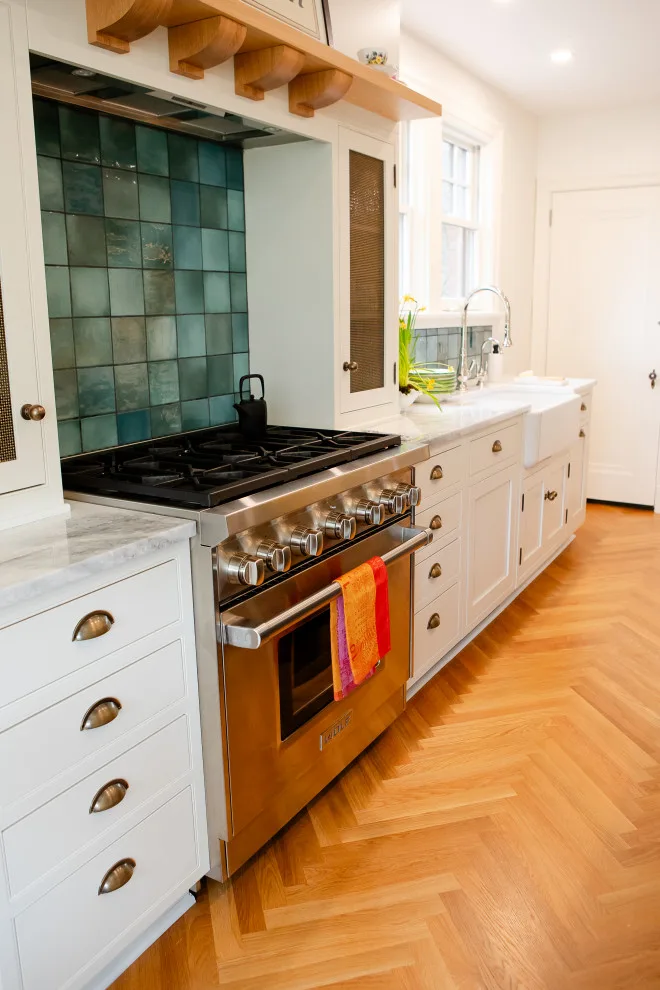 A serene and vibrant kitchen by MadDesigns Kitchen, Bath, Interiors - Photo 19