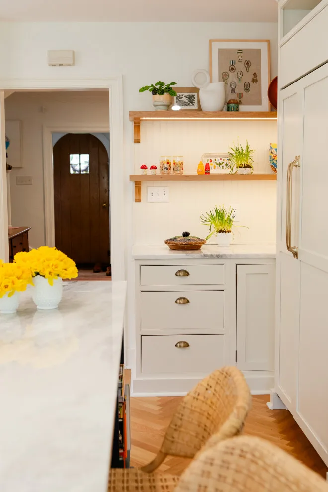 A serene and vibrant kitchen by MadDesigns Kitchen, Bath, Interiors - Photo 6