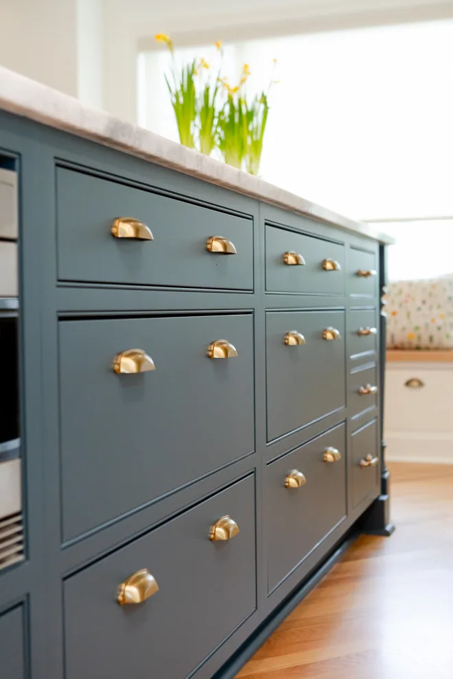 A serene and vibrant kitchen by MadDesigns Kitchen, Bath, Interiors - Photo 17