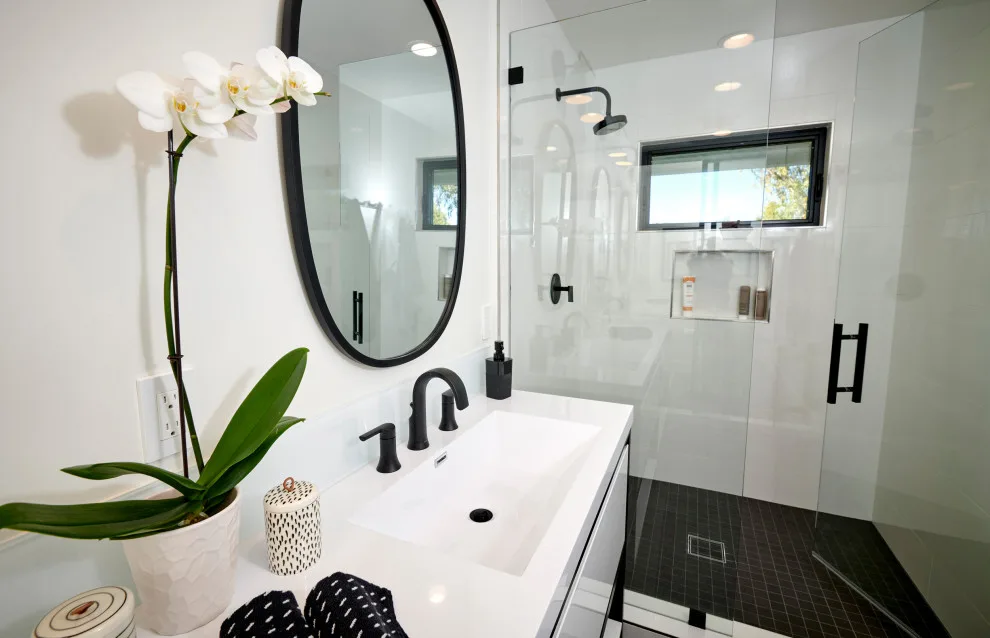 Monochrome Bathrooms by Signature Designs Kitchen | Bath | Interiors - Photo 9