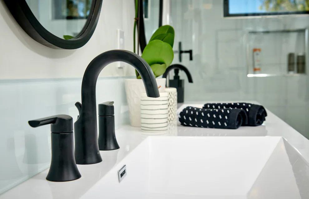 Monochrome Bathrooms by Signature Designs Kitchen | Bath | Interiors - Photo 6
