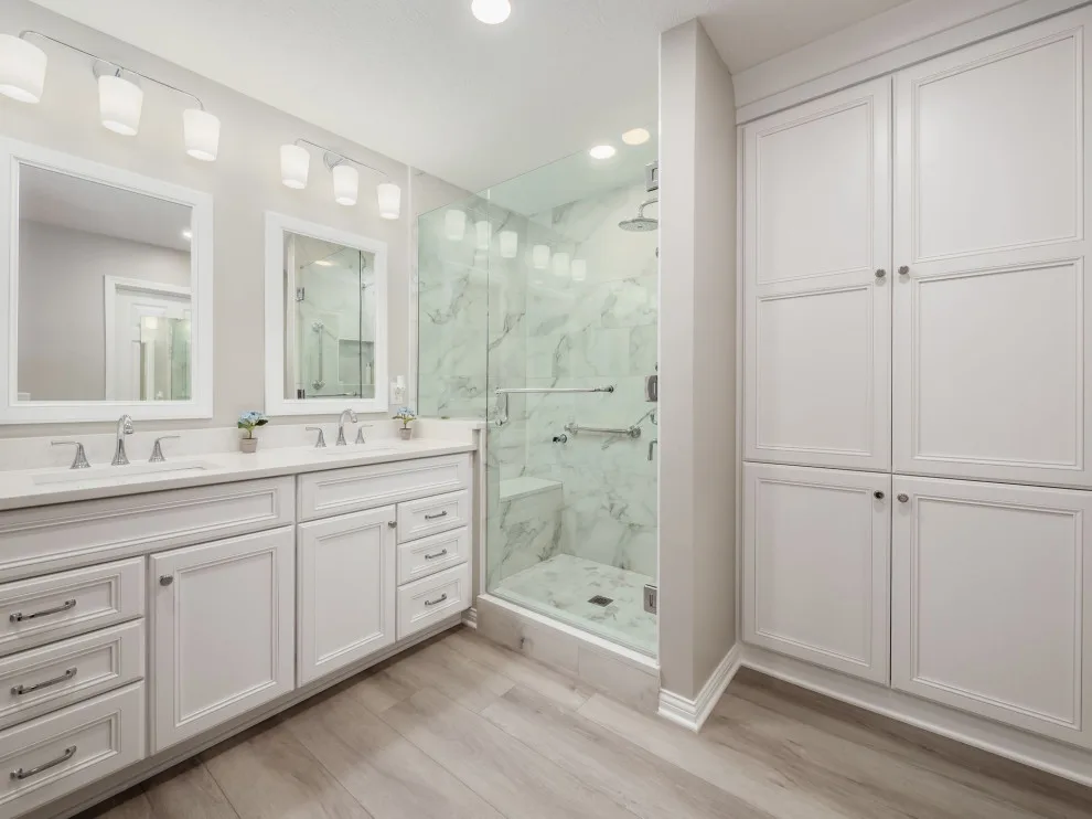 Sunny and Spacious Ensuite Bathroom by Residence Design Build Remodel - Photo 4