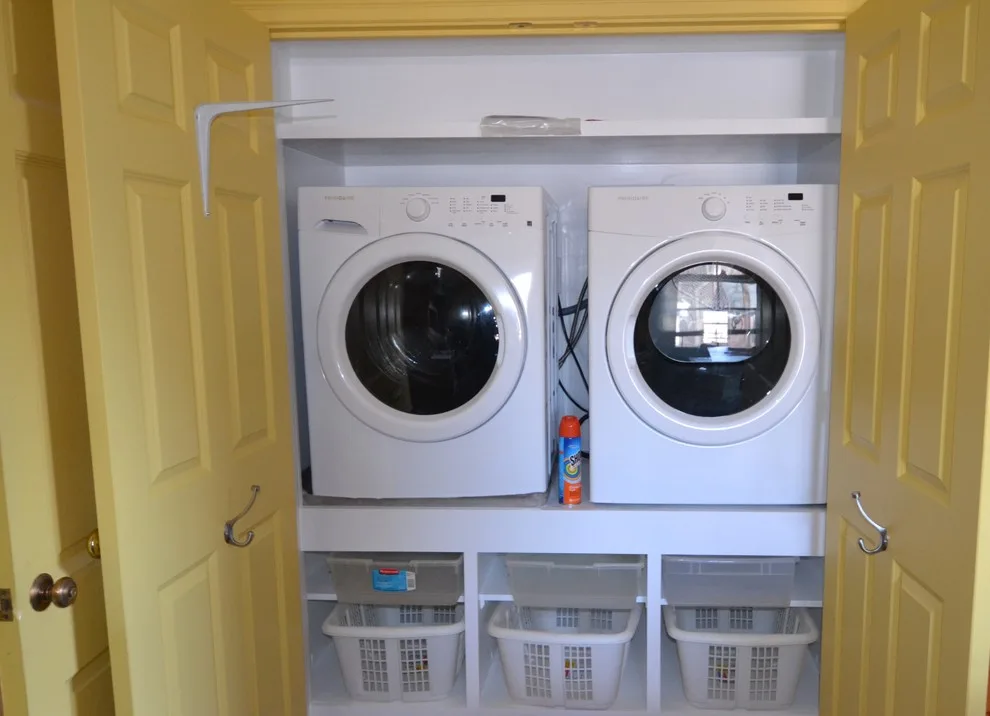 Bespoke laundry storage space by Remodeling And Painting Experts Inc. - Photo 2