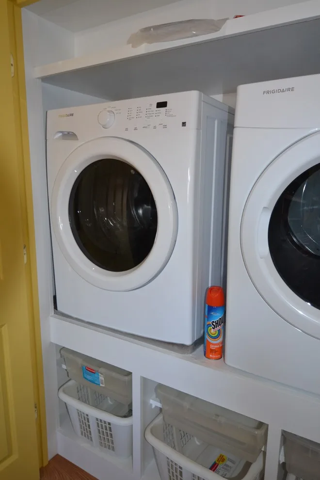 Bespoke laundry storage space by Remodeling And Painting Experts Inc. - Photo 8
