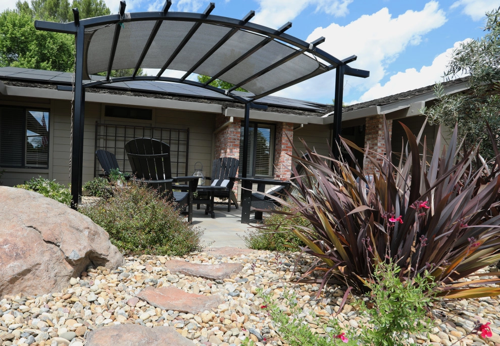 FRONT YARD OASIS by CFLD Landscape Design - Photo 6