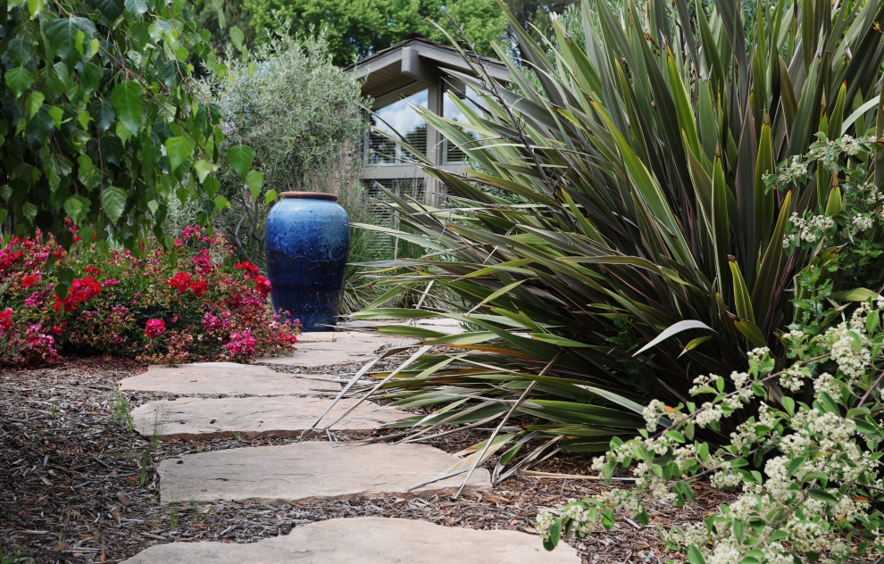 FRONT YARD OASIS by CFLD Landscape Design - Photo 4