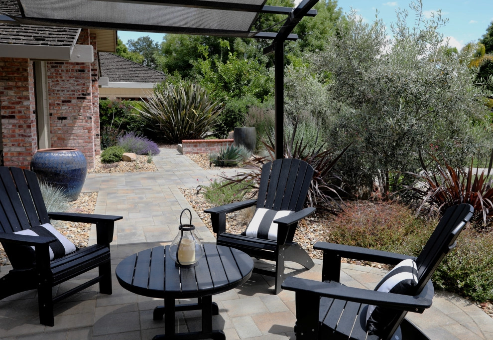 FRONT YARD OASIS by CFLD Landscape Design - Photo 3