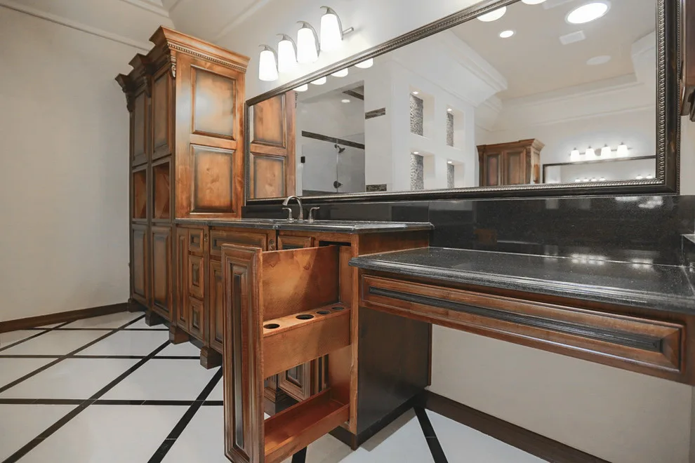 Restrooms by Bella Vista Custom Homes, Inc. - Photo 3