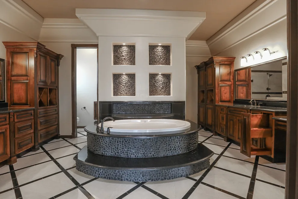 Restrooms by Bella Vista Custom Homes, Inc. - Photo 8